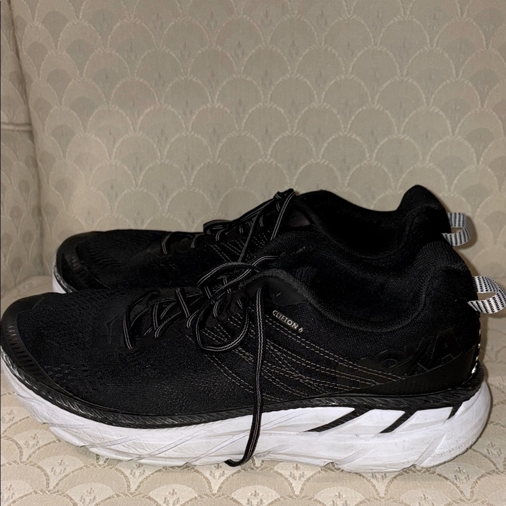 Hoka One One Black Clifton 6